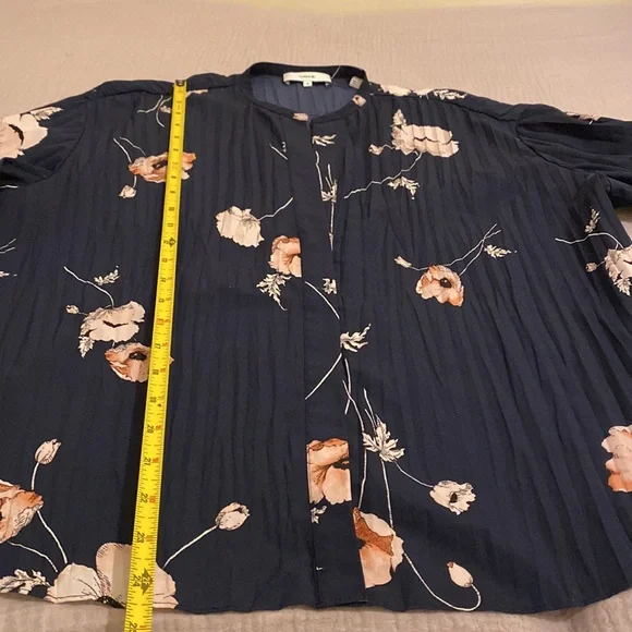 Vince Tossed Poppy Midnight Blue Floral Button Down blouse. Size M is  available for purchase on au PAY Market - Imported Goods Online Store  Co.Ltd. | au PAY Market - Online Shopping Site